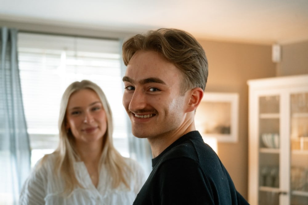 Jente søker finansieringsbevis