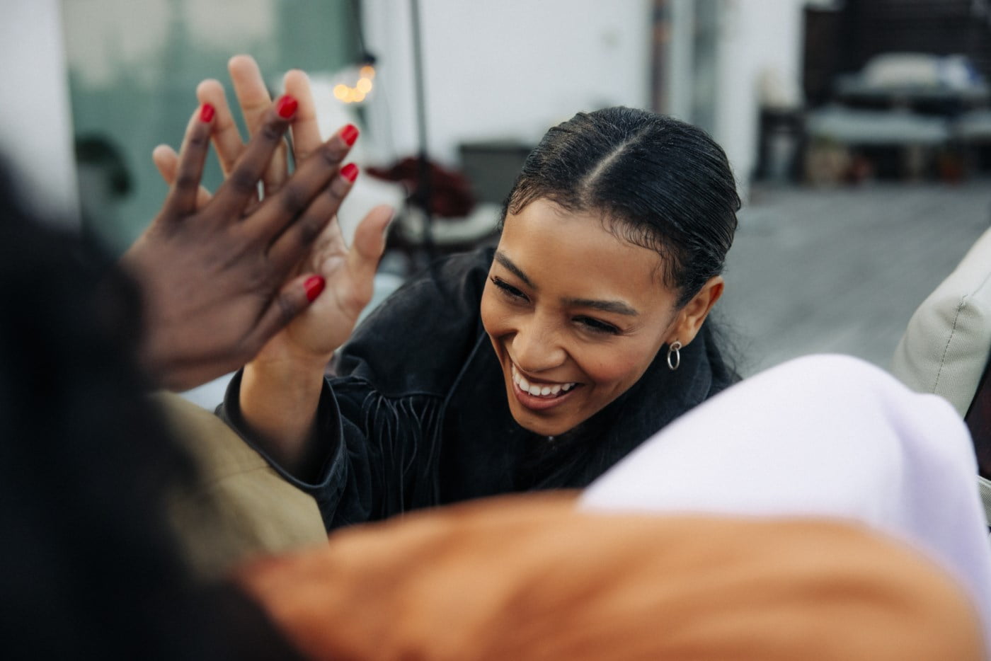 to jenter som gir hverandre high-five for BSU-sparing