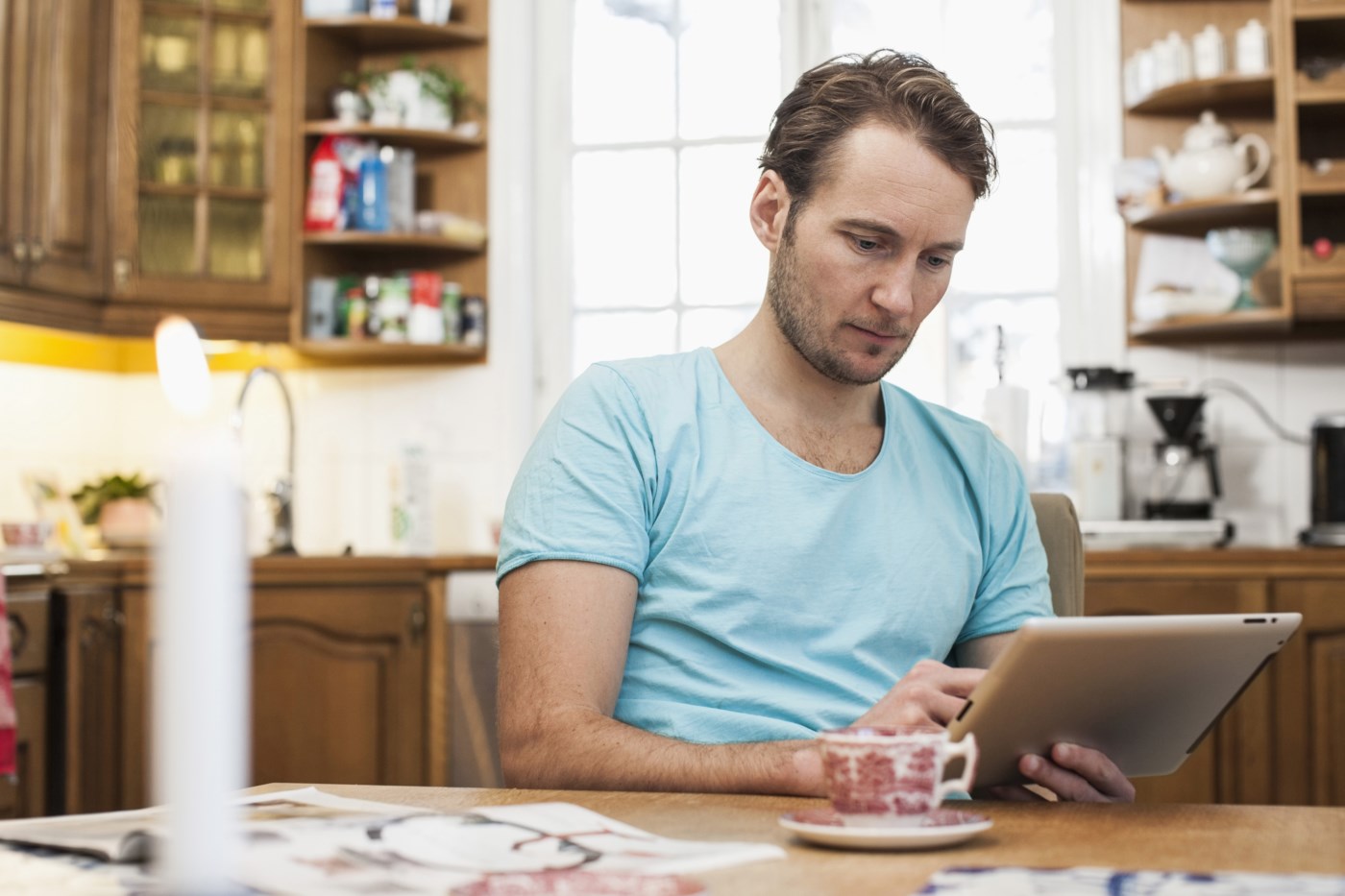 ung dame søker informasjon om boliglån